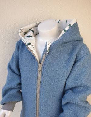 Walkjacke blau, weiß mit grünen Blättern