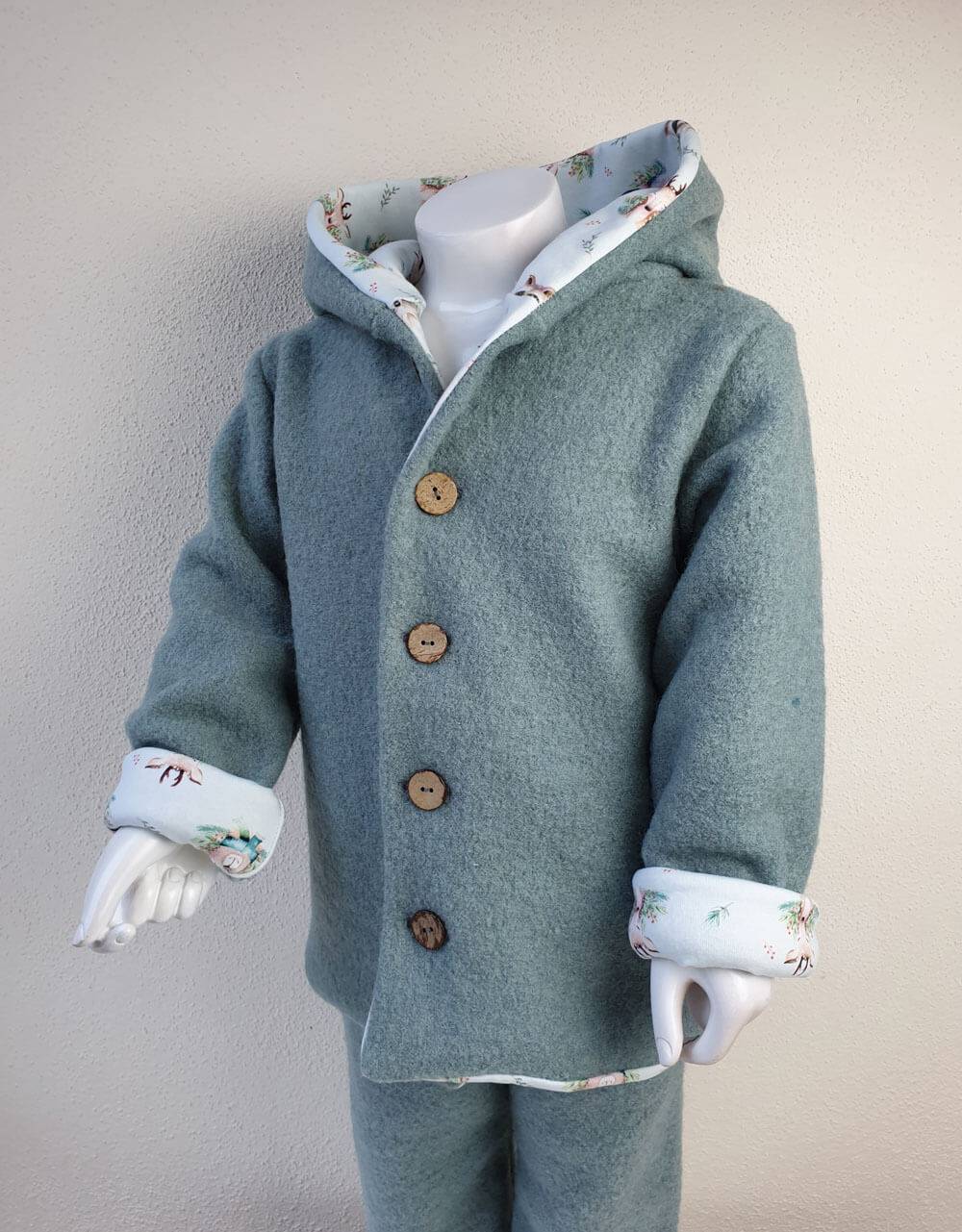 Walkjacke mintgrün, Sweat hellblau mit Waschbär, Pinguin, Reh und Bär