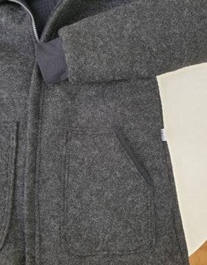 Damenmantel aus Walk grau-schwarz, Waffel-Jersey schwarz