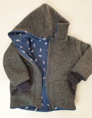 Walkjacke dunkelgrau, blau mit Feder