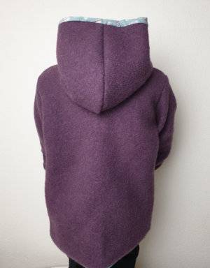 Walkjacke mauve, grün-grau mit Federn