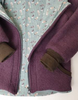 Walkjacke mauve, grün-grau mit Federn