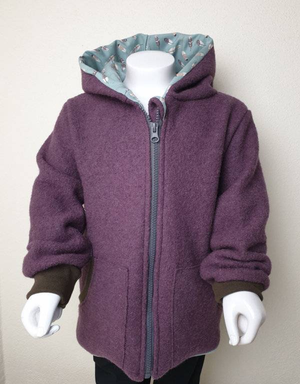 Walkjacke mauve, grün-grau mit Federn