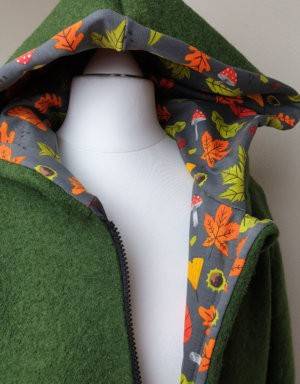 Damenjacke aus Walk olivgrün, French Terry dunkelgrau mit Herbstblättern (tailliert)