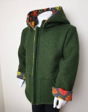 Walkjacke olivgrün, French Terry dunkelgrau mit Herbstblättern