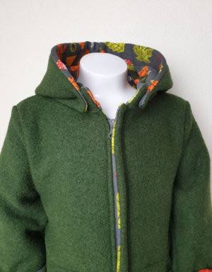 Walkjacke olivgrün, French Terry dunkelgrau mit Herbstblättern