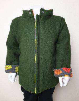 Walkjacke olivgrün, French Terry dunkelgrau mit Herbstblättern