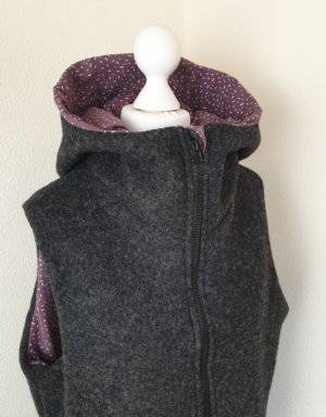 Damenweste aus Walk grau-schwarz, Jersey mauve mit Strichen (Schnittmuster Nr. 1)
