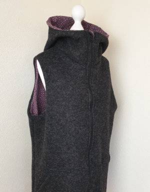 Damenweste aus Walk grau-schwarz, Jersey mauve mit Strichen (Schnittmuster Nr. 1)