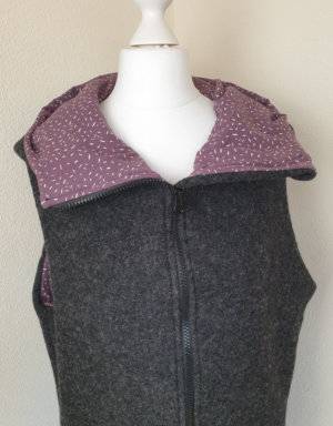 Damenweste aus Walk grau-schwarz, Jersey mauve mit Strichen (Schnittmuster Nr. 1)