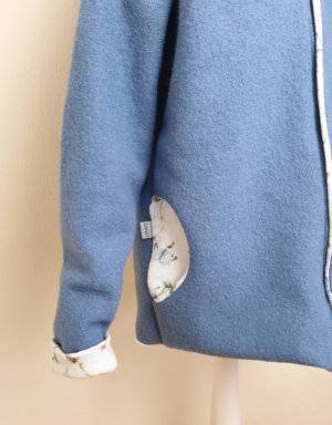 Damenjacke aus Walk blau, Musselin weiß mit Schmetterlingen (gerade)