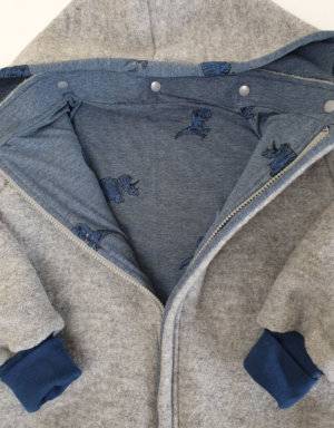 Walkjacke hellgrau, Jersey blau mit gestickten Dinos