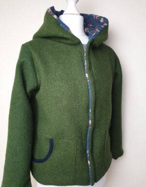 Walkjacke olivgrün, Jersey blau mit Igel und Pilz