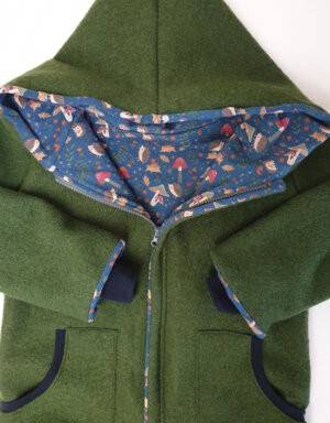 Walkjacke olivgrün, Jersey blau mit Igel und Pilz