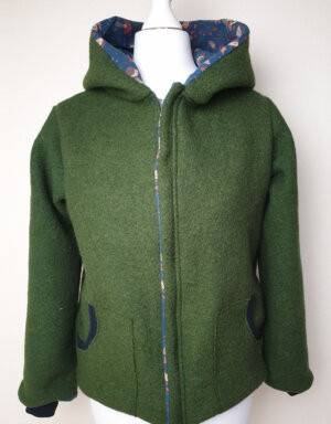 Walkjacke olivgrün, Jersey blau mit Igel und Pilz