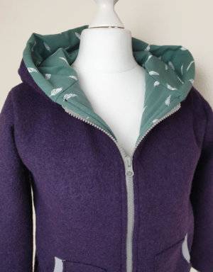 Walkjacke aubergine, Jersey grün mit Feder