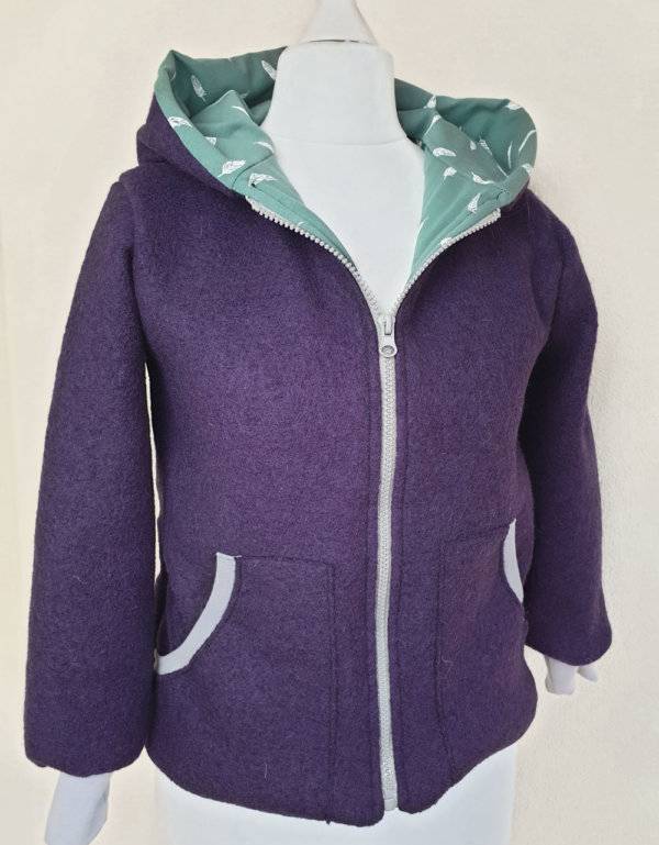 Walkjacke aubergine, Jersey grün mit Feder