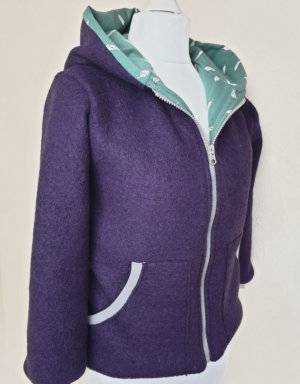 Walkjacke aubergine, Jersey grün mit Feder