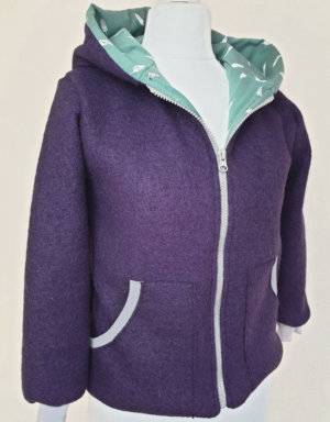 Walkjacke aubergine, Jersey grün mit Feder