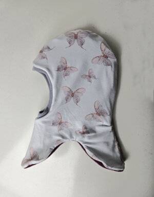 Schlupfmütze Bio-Jersey weiß mit rosa Schmetterlingen