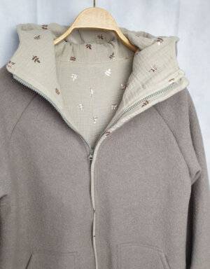 Damenmantel aus Walk grau-beige, Musselin sand mit goldenen Blättern