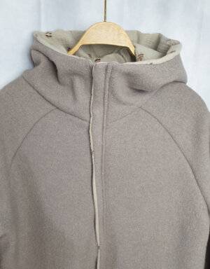 Damenmantel aus Walk grau-beige, Musselin sand mit goldenen Blättern