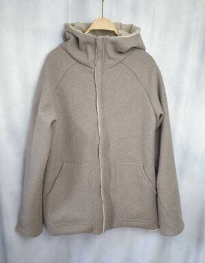 Damenmantel aus Walk grau-beige, Musselin sand mit goldenen Blättern