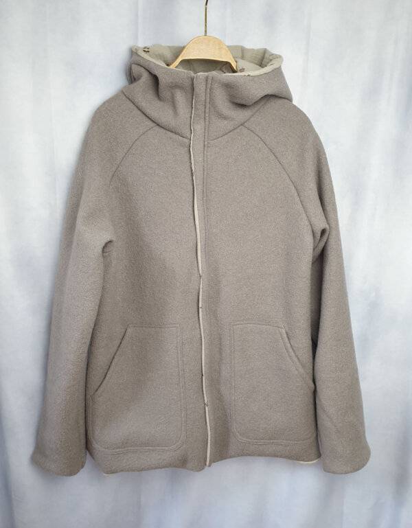 Damenmantel aus Walk grau-beige, Musselin sand mit goldenen Blättern