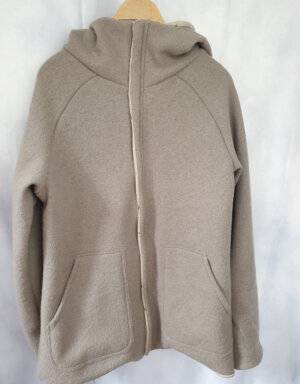 Damenmantel aus Walk grau-beige, Musselin sand mit goldenen Blättern