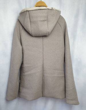 Damenmantel aus Walk grau-beige, Musselin sand mit goldenen Blättern