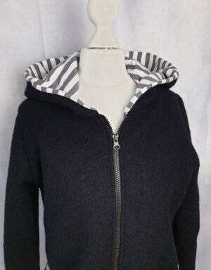 Damenjacke aus Walk schwarz, Jersey gestreift grau / weiß (tailliert)
