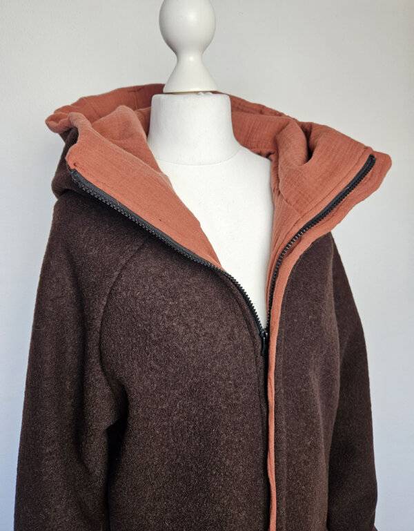 Damenmantel aus Walk taupe, Musselin terrakotta