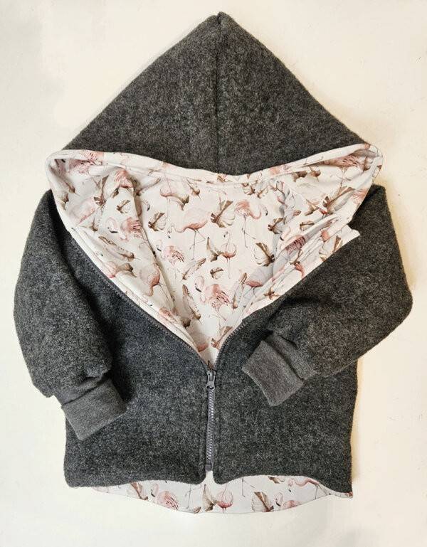 Walkjacke dunkelgrau, Bio-Jersey weiß mit rosa Flamingo