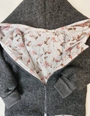 Walkjacke dunkelgrau, Bio-Jersey weiß mit rosa Flamingo