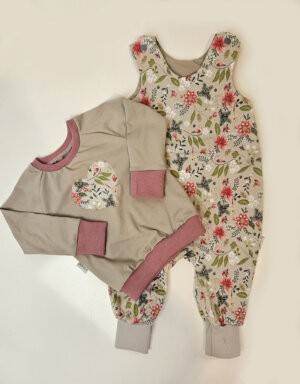 Strampler beige mit Blumen und Blättern