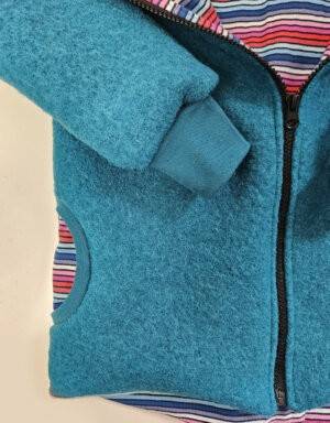 Walkjacke seegrün, pink-blau Streifen
