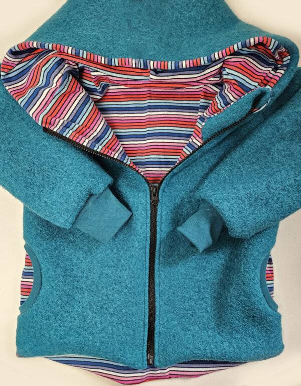 Walkjacke seegrün, pink-blau Streifen