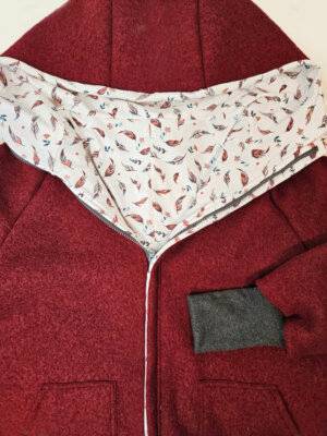 Damenjacke aus Walk weinrot, Jersey weiß mit bunten Federn