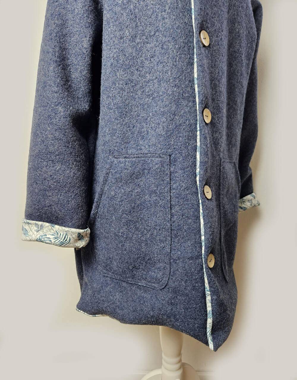 Damenmantel aus Walk kobalt-blau, Bio-Jersey weiß mit blauen Blättern