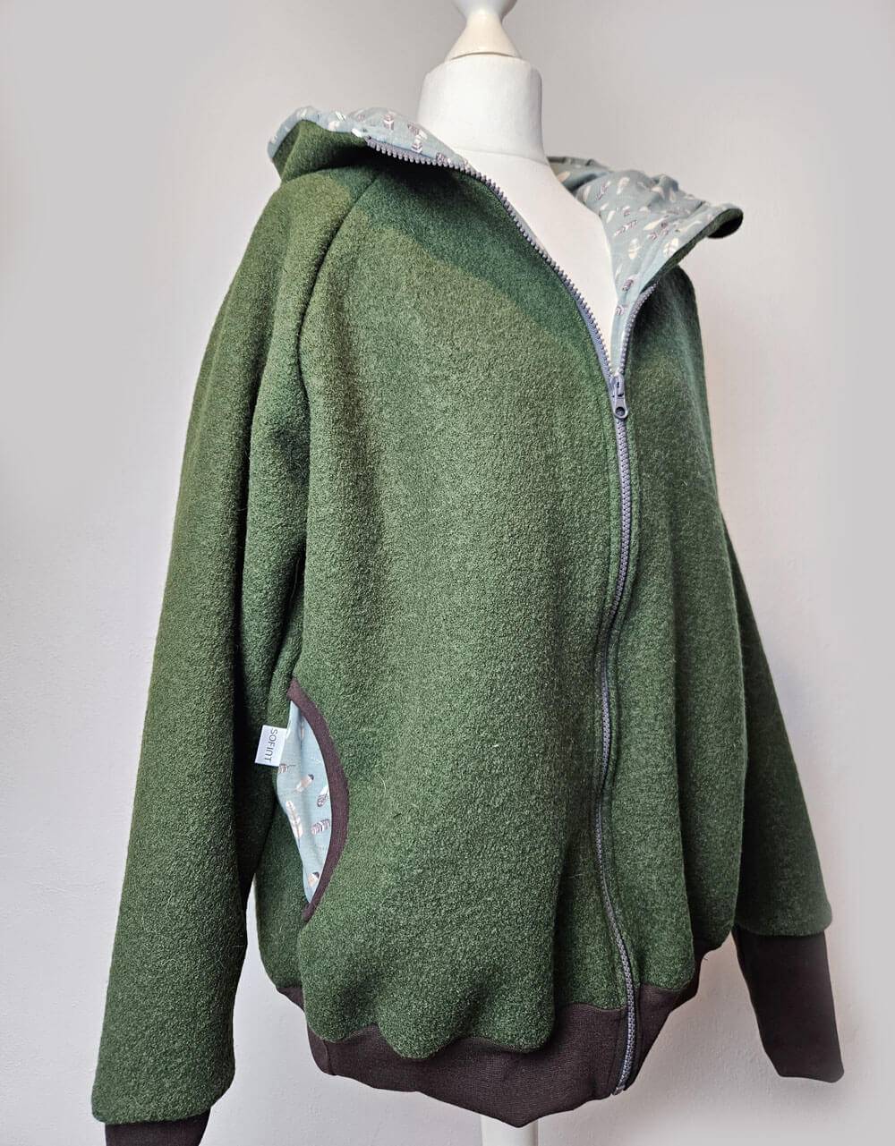 Damenjacke aus Walk waldgrün, grün-grau mit Federn Damenjacke aus Walk waldgrün, grün-grau mit Federn