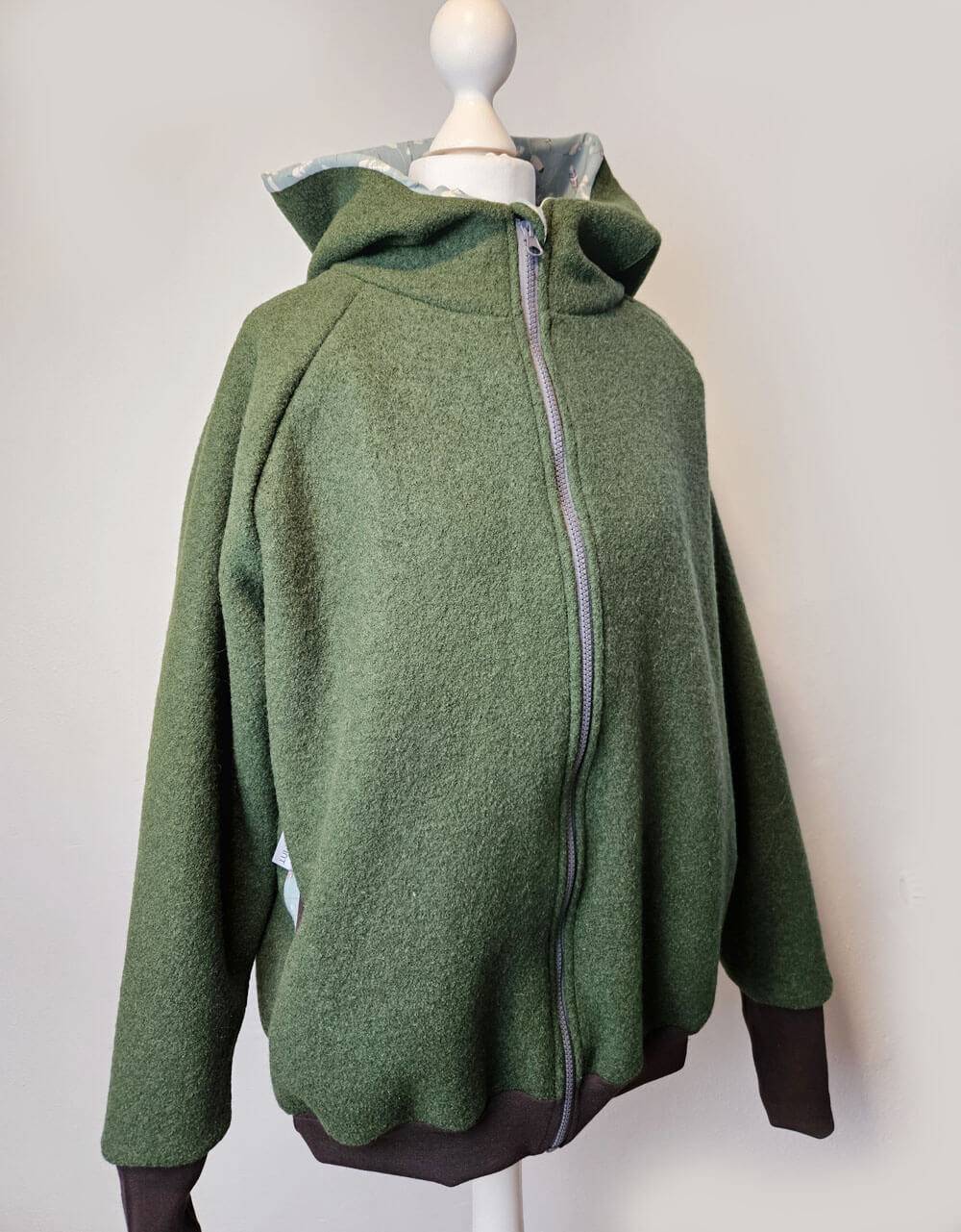 Damenjacke aus Walk waldgrün, grün-grau mit Federn Damenjacke aus Walk waldgrün, grün-grau mit Federn