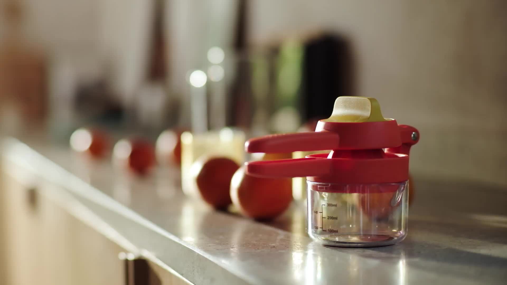 Citrus Press with Measuring Cup | Joseph Joseph UK