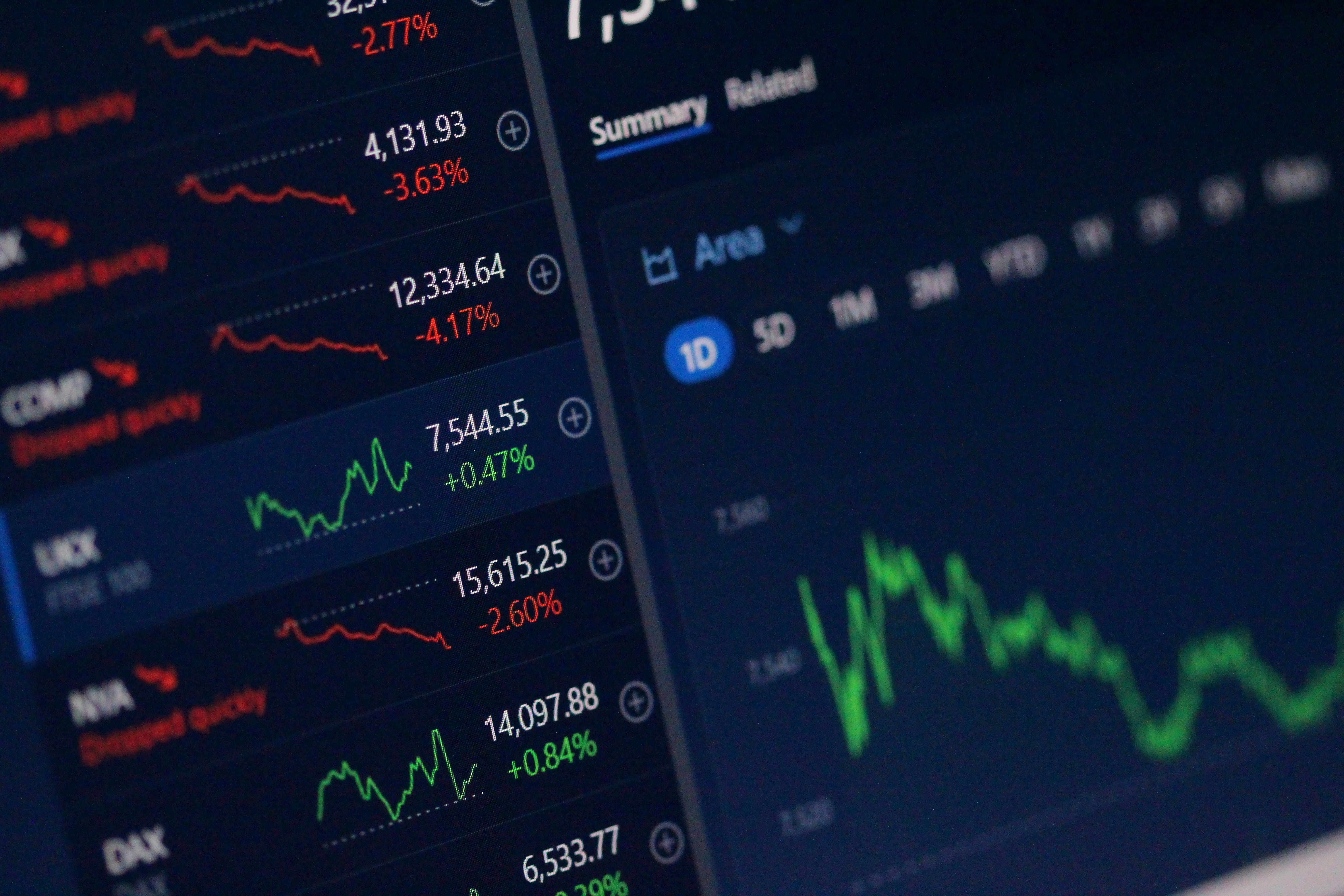 A side-by-side comparison illustration of mutual fund and ETF trading mechanics for retirement investors