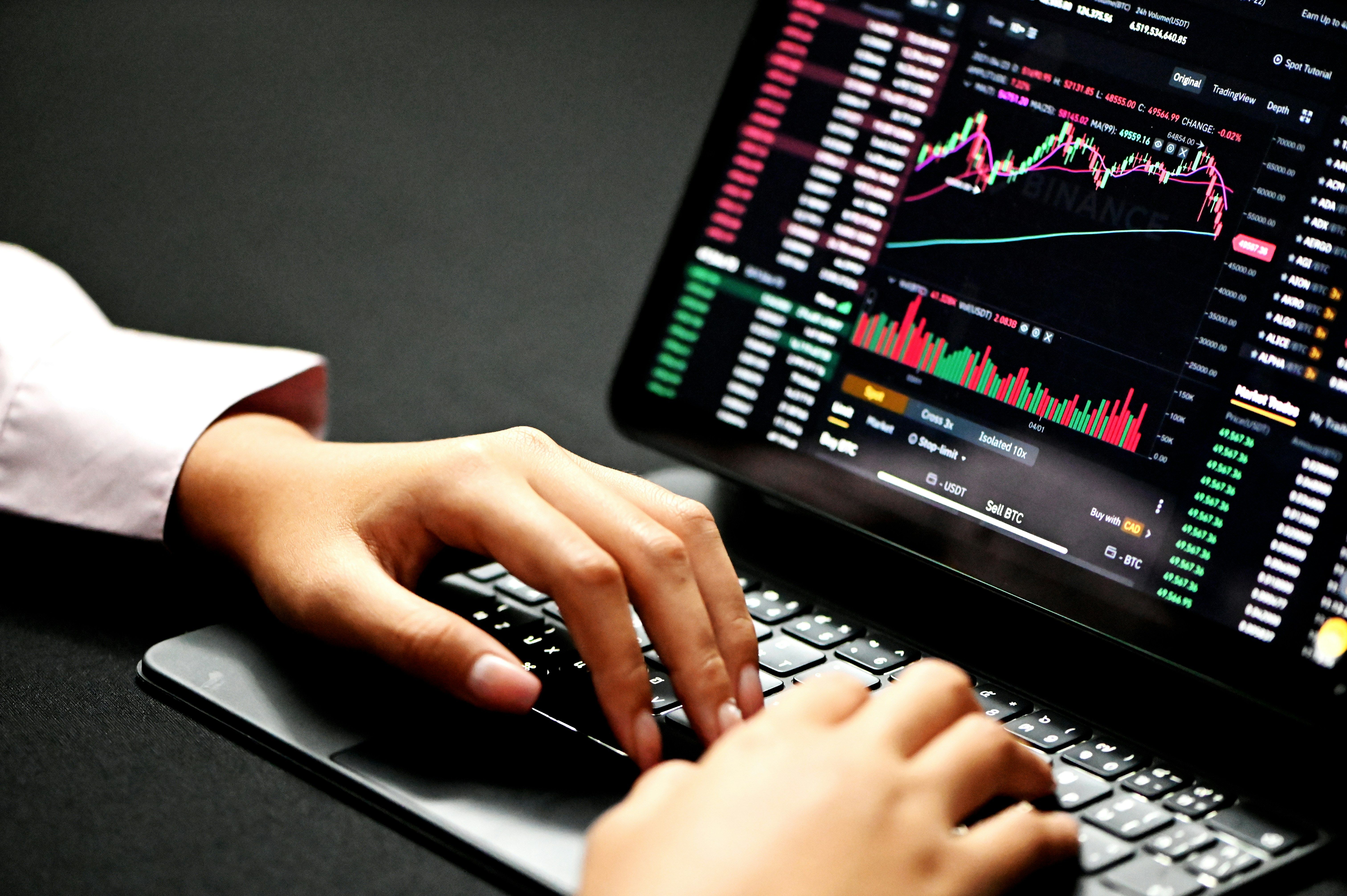 Investing $100,000 in index funds and diversified assets for long-term growth