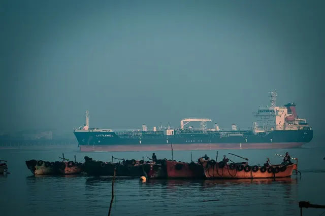 Ilustrasi jalur distribusi energi di Selat Hormuz yang memengaruhi harga minyak dunia