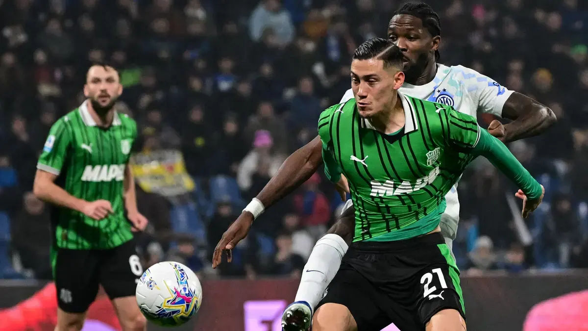 Jay Idzes saat membela Sassuolo sebelum cedera