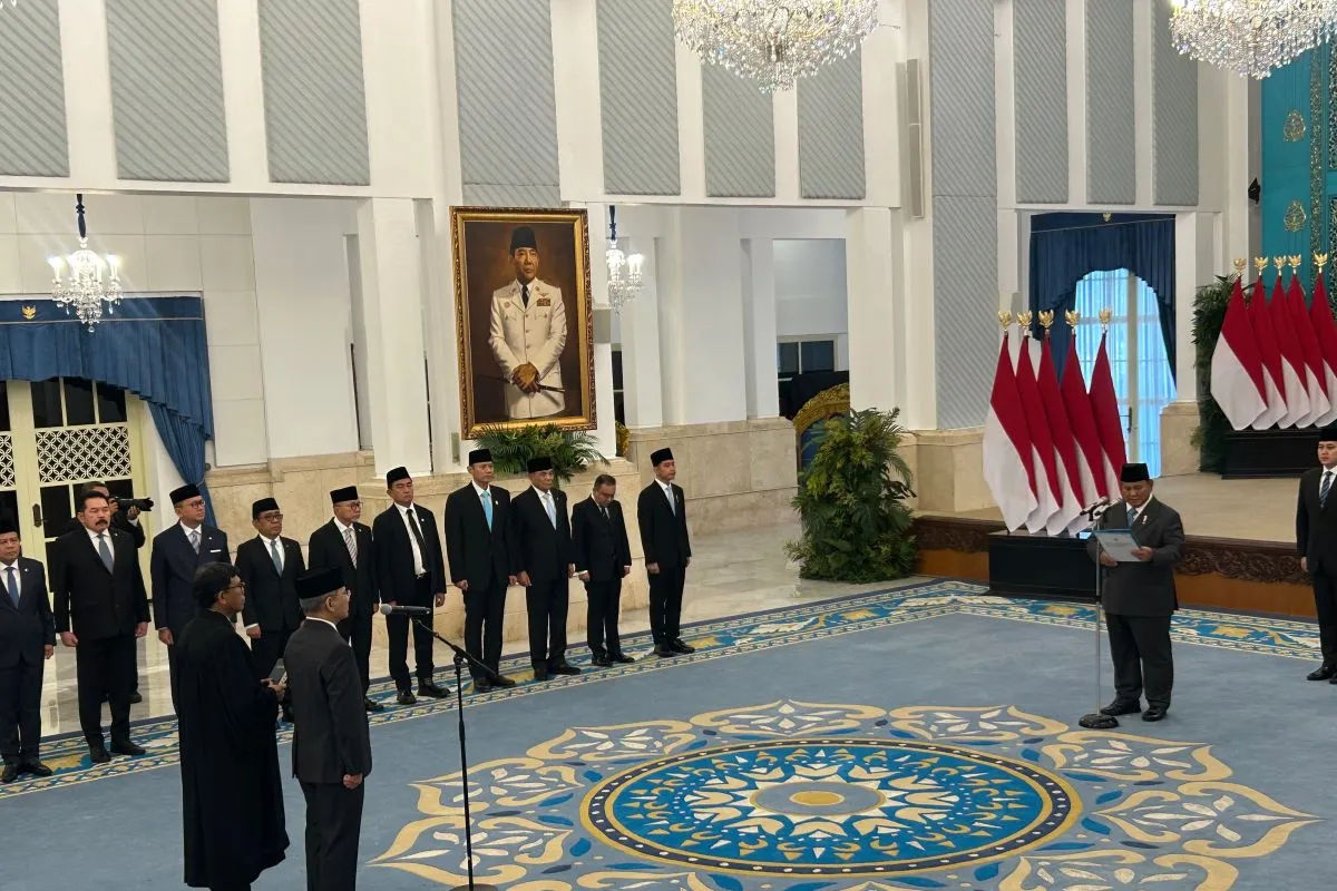 Presiden Prabowo melantik Suahasil Nazara di Istana Kepresidenan