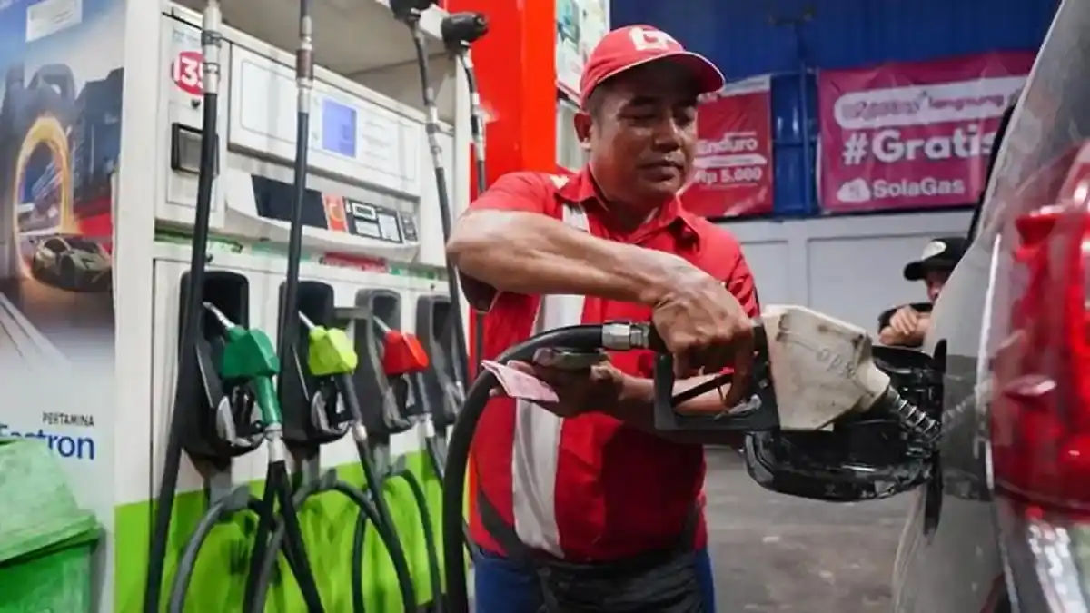 Petugas SPBU melayani pengisian BBM subsidi kepada warga di tengah kepastian harga stabil hingga 2026.
