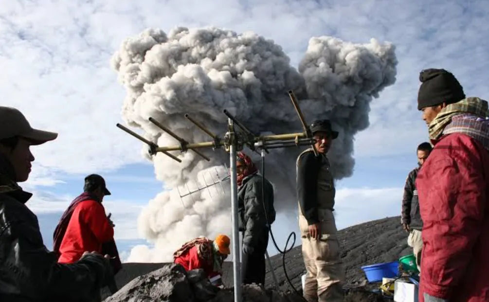 Analisis batuan vulkanik di laboratorium