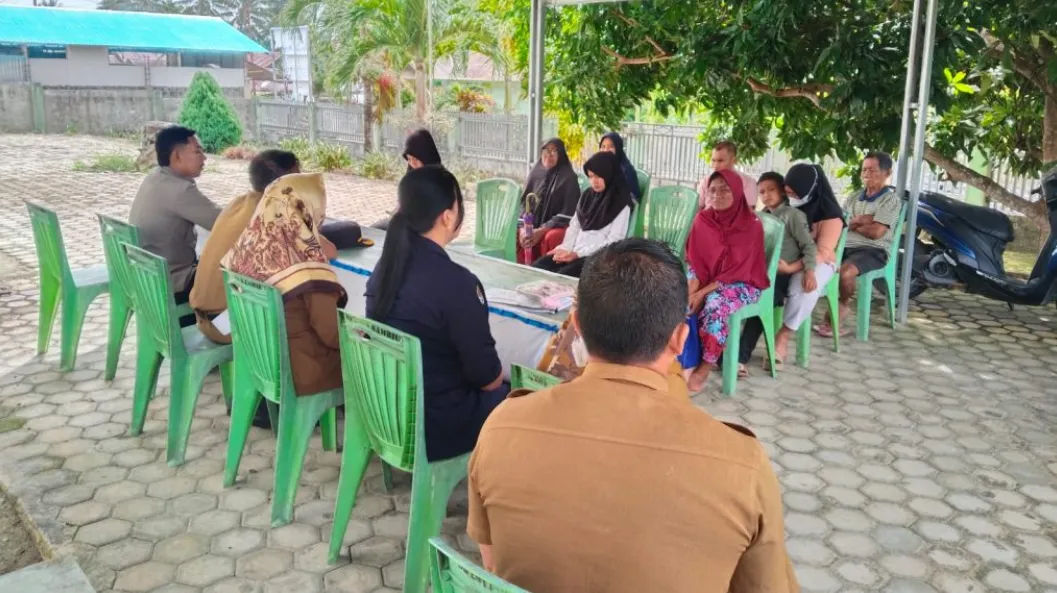 Penyaluran dana desa secara simbolis kepada warga